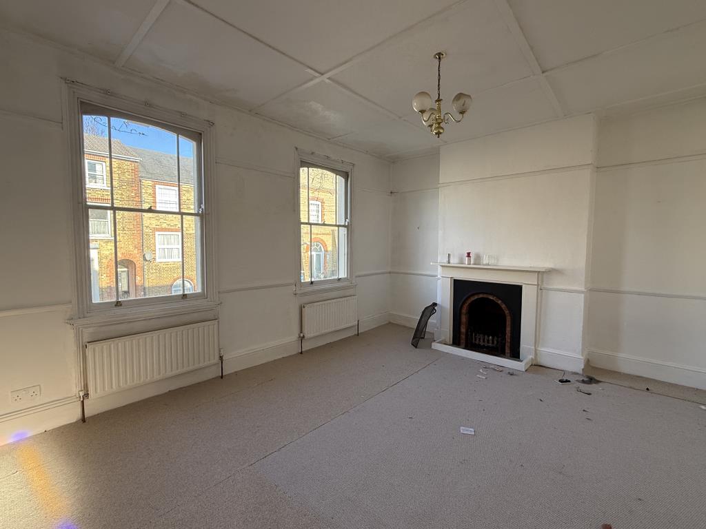 Lot: 118 - HOUSE CLOSE TO TOWN CENTRE IN NEED OF REFURBISHMENT - Bedroom 1 in House in Need of Refurbishment